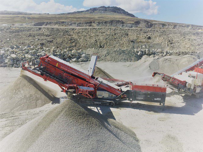 QA451 finishing screener processing gravel.