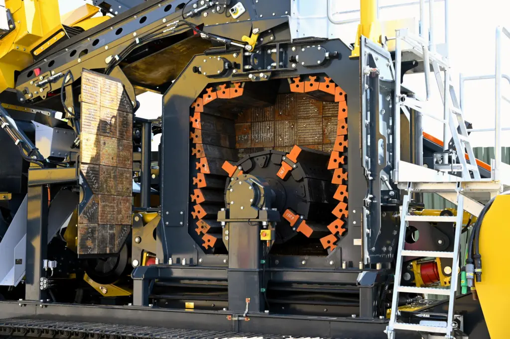 Keestrack i4e reversible impact crusher crushing chamber